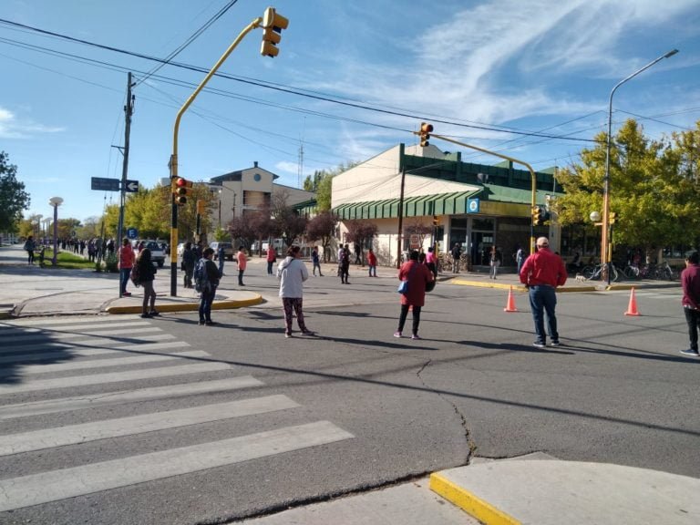 LOS BANCOS ABRIERON Y LA GENTE SE AGOLPÓ FRENTE A ELLOS