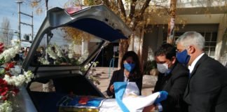 Momento en que Ojeda coloca una bandera argentina sobre el féretro.