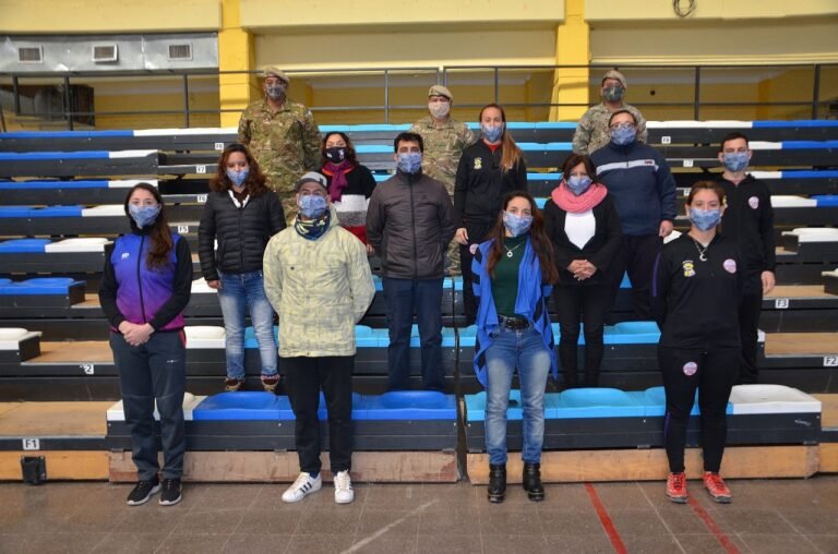 PROFESORES DE DEPORTES SE CAPACITARON EN AYUDANTES DE COCINA