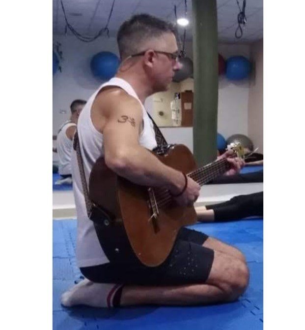 YOGATERAPÉUTICO PARA TODAS LAS EDADES (RELAJACIÓN CON MANTRA EN VIVO) 1 dariomontiverosguitarra1