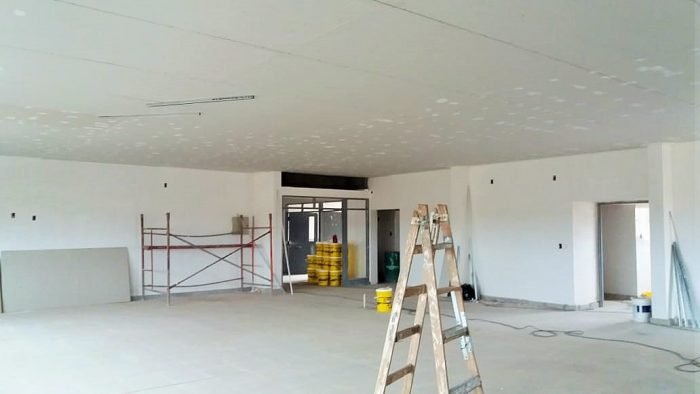 Las aulas poseen cielorrasos suspendidos de placas de yeso 700x394 1