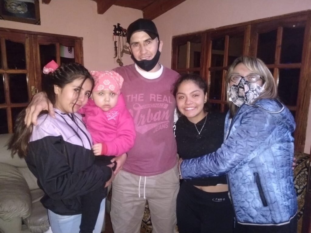 DELFINA, "LA GUERRERA DE LA VIDA", VOLVIÓ A SU MALARGÜE 9 "Delfi" junto a sus padres y hermanas en la intimidad del hogar.