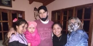 "Delfi" junto a sus padres y hermanas en la intimidad del hogar.