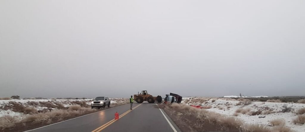 Volcó un camión en ruta 40 El Sosneado-Pareditas 2 fdb25ca8 7a80 4b7b b844 a5c60249cd91