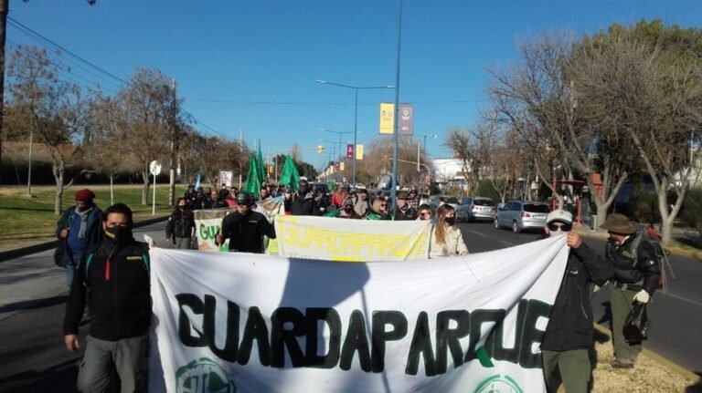 Guardaparques caminaron 200 km en contra del cierre de reservas naturales