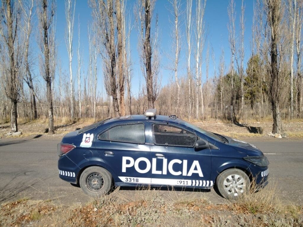 Tensión por un hombre atrincherado 1 movil policial finca2