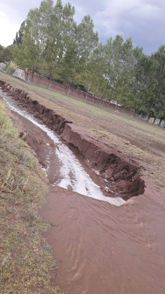 Tormenta en La Escondida deja rutas y calle cortadas 8 tormenta3