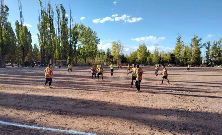 Mañana fútbol de veteranos en cancha La Radio