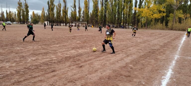 Vialidad y REF siguen punteros en el fútbol de veteranos