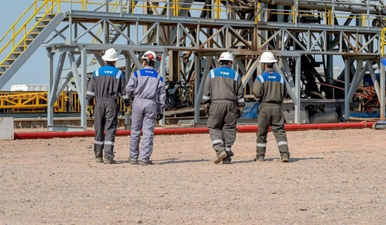 YPF aprobó el plan para desprenderse de 55 áreas maduras
