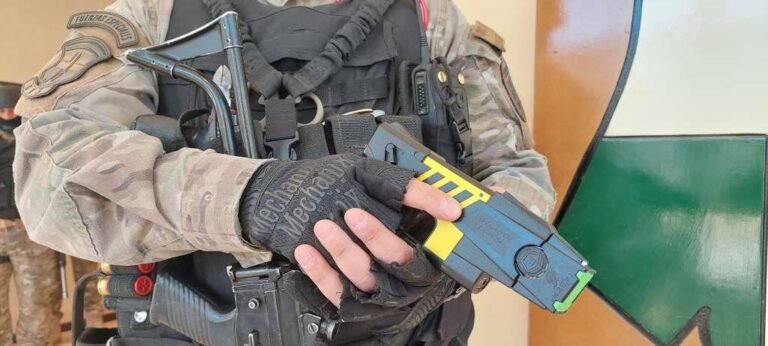 Gobierno comprará pistolas Taser para la Policía de Mendoza