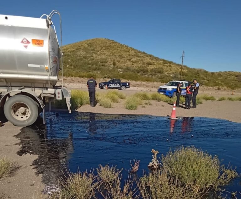 Derrame petróleo en Ruta 40 causado por desconocidos
