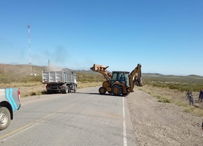Derrame de crudo en costado de ruta 40: Avanzan tareas de remediación