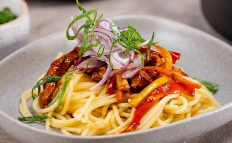 La receta del sábado, hoy tallarines con salteado de cerdo y verduras