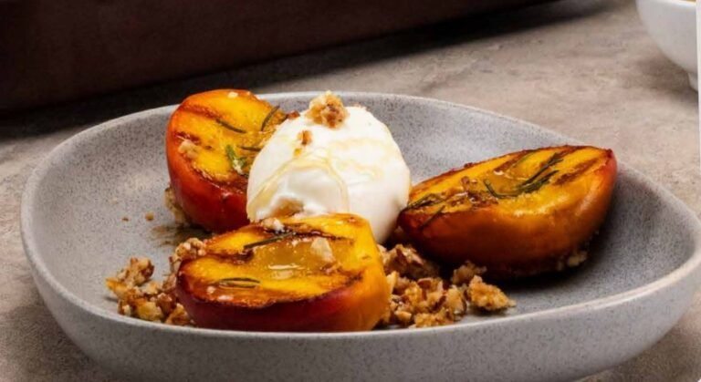 La receta del sábado, hoy duraznos asados con helado y crocante de almendras