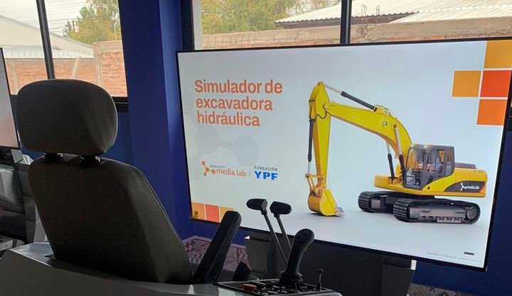  IES 9-018 recibió simuladores para manejo de maquinarias pesadas