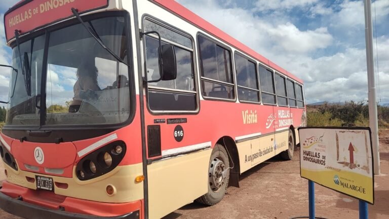 Bus turístico de Malargüe que une la ciudad con Parque huellas de dinosaurios
