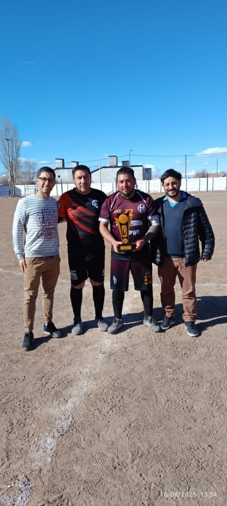 Homenaje a Eduardo Araujo en la Liga de Veteranos Co.Ve.Fu.M 2 WhatsApp Image 2025 08 16 at 10.07.02 PM