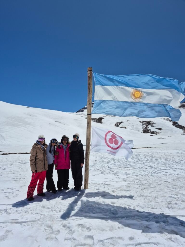 Jóvenes de la Fundación Ser y Hacer vivieron su Cumbre del Liderazgo en el Real del Pehuenche 6 Abanderados de la paz llevaron la bandera de la Paz al Complejo Real del Pehuenche