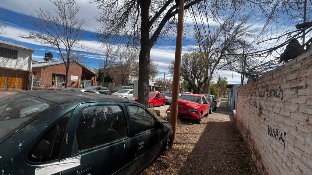 Comienza la compactación de vehículos en la Playa de Secuestro de la Policía Vial. 5 IMG 0963 1