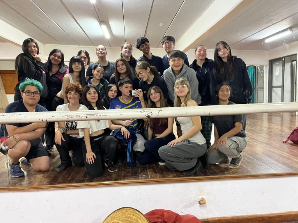 La Escuela James W. Cronin vive su Expo Arte 2025 “Contra Reloj”: un homenaje al arte mendocino y al trabajo hecho con el corazón 9 Imagen de WhatsApp 2025 10 21 a las 01.19.25 37796620