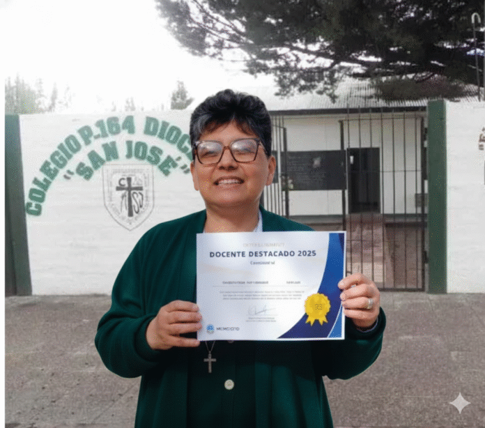 María Teresita Vargas María teresita sosteniendo con orgullo su reconocimiento como docente destacada 2025, reconocimiento otorgado por DGE