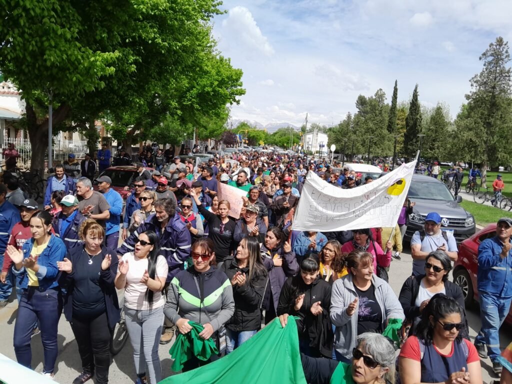 Amplia adhesión al paro municipal en Malargüe y reclamo por mejoras salariales 3 WhatsApp Image 2025 10 31 at 1.27.12 PM