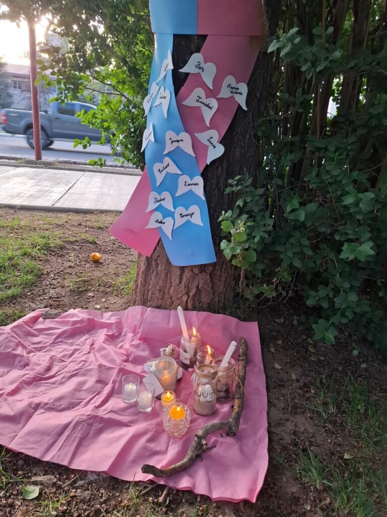 Día del recuerdo: familias malargüinas rindieron homenaje a sus hijos. 4 WhatsApp Image 2025 10 31 at 8.49.34 PM