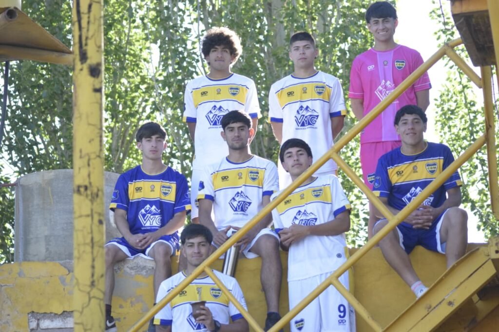 El Club Deportivo Malargüe presentó oficialmente sus camisetas para el Torneo Regional 8 WhatsApp Image 2025 11 01 at 11.24.52 PM