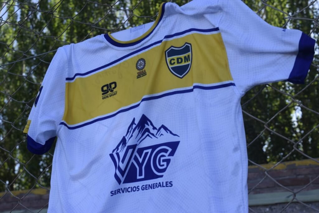 El Club Deportivo Malargüe presentó oficialmente sus camisetas para el Torneo Regional 4 WhatsApp Image 2025 11 01 at 11.24.53 PM