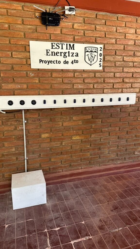 Estudiantes del ESTIM de Malargüe instalan una estación solar de carga para celulares. 4 WhatsApp Image 2025 11 13 at 9.37.57 PM 1 1