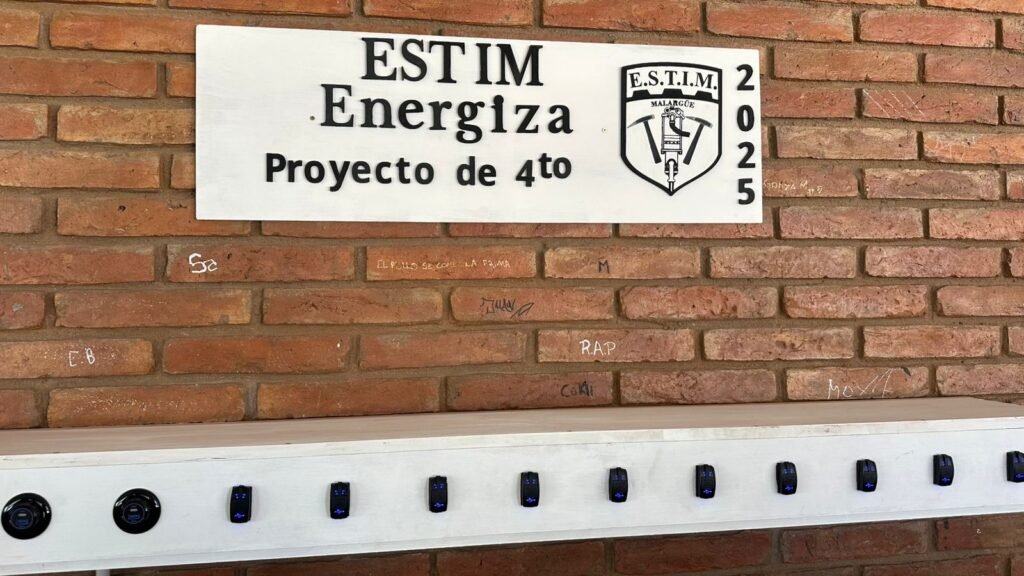 Estudiantes del ESTIM de Malargüe instalan una estación solar de carga para celulares. 8 WhatsApp Image 2025 11 13 at 9.37.57 PM 1