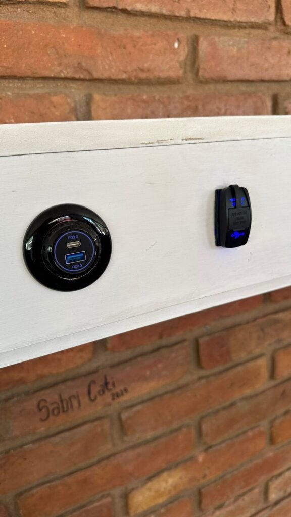 Estudiantes del ESTIM de Malargüe instalan una estación solar de carga para celulares. 5 WhatsApp Image 2025 11 13 at 9.37.58 PM 1