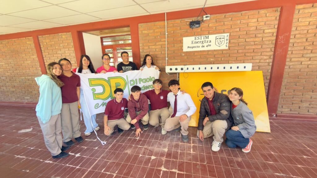 Estudiantes del ESTIM de Malargüe instalan una estación solar de carga para celulares. 9 WhatsApp Image 2025 11 13 at 9.37.58 PM 2