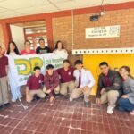 Estudiantes del ESTIM de Malargüe instalan una estación solar de carga para celulares.