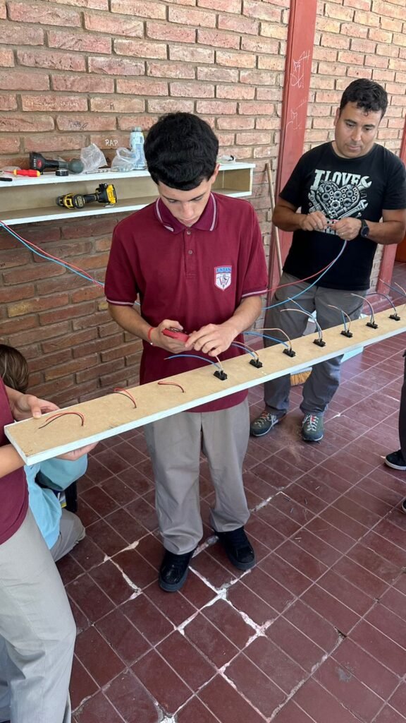 Estudiantes del ESTIM de Malargüe instalan una estación solar de carga para celulares. 6 WhatsApp Image 2025 11 13 at 9.37.58 PM