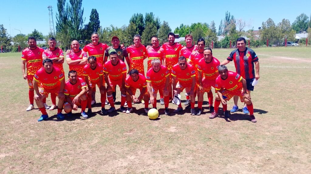 Fútbol de veteranos por dos. Hoy habrá partidos por los dos torneos. 4 Volantes Unidos