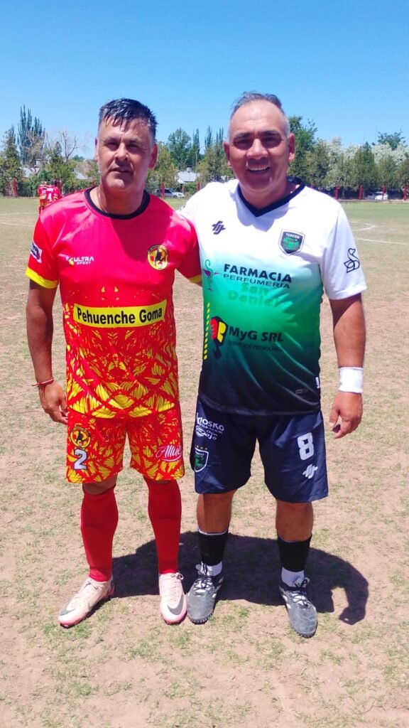 Fútbol de veteranos por dos. Hoy habrá partidos por los dos torneos. 6 "Yenyi" Muñoz y "Kiko" Mercado.
