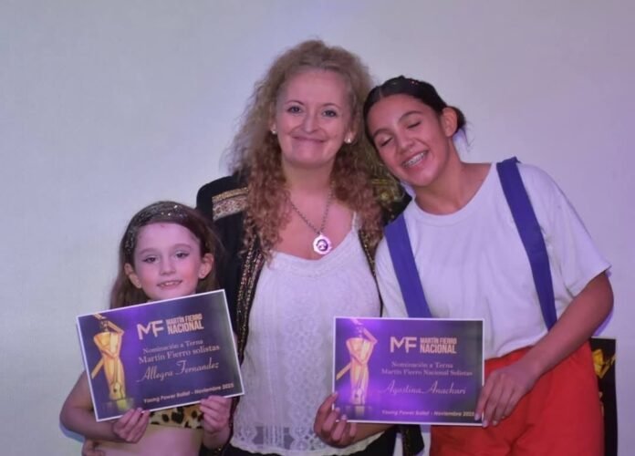 Allegra Fernández y Agostina Anachuri junto a Marita Vergara