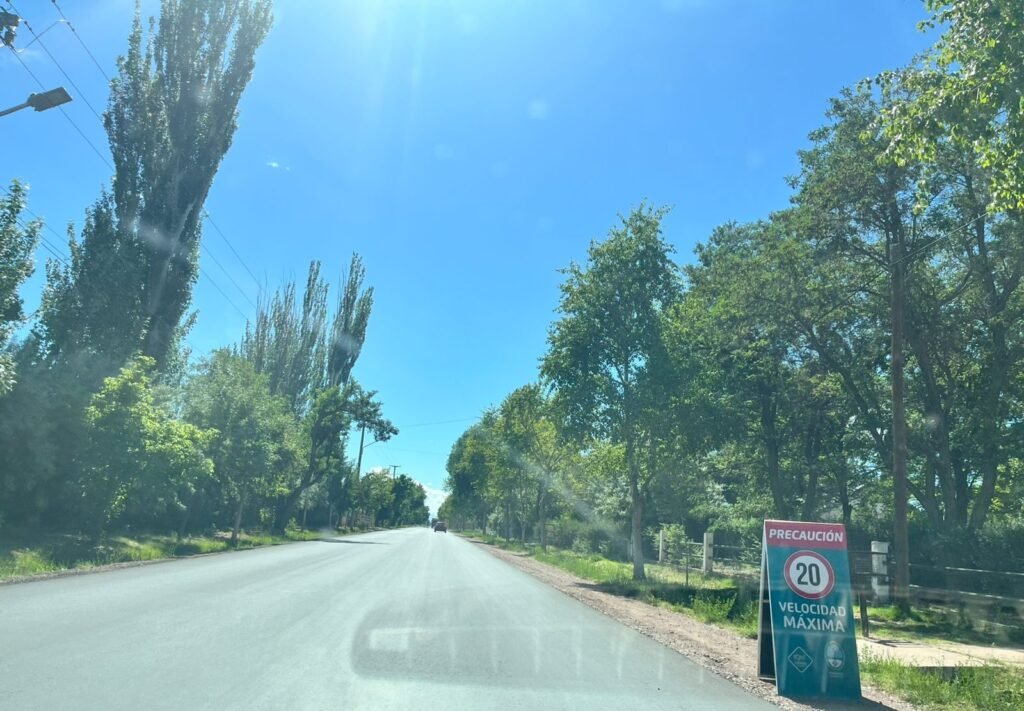 Vecinos de Malargüe reúnen firmas y exigen medidas viales urgentes. 2 WhatsApp Image 2025 12 11 at 11.44.14 AM