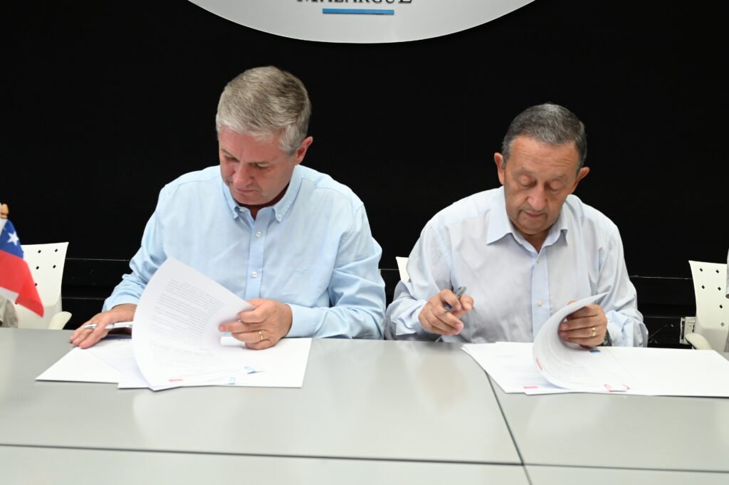 Firma de convenios JaqueEl alcalde Juan Rojas Vergara de la Municipalidad de San Clemente Chile