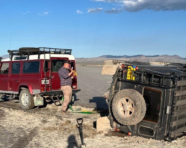 Vuelco en Llancanelo: dos extranjeros fueron asistidos y trasladados a Malargüe 8 Land Rover vuelco en Llancanelo 1