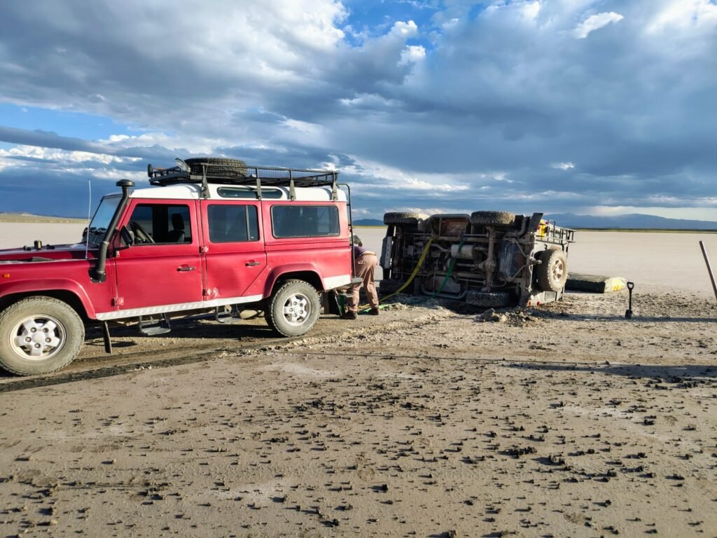 Vuelco en Llancanelo: dos extranjeros fueron asistidos y trasladados a Malargüe 5 Land Rover vuelco en Llancanelo 2