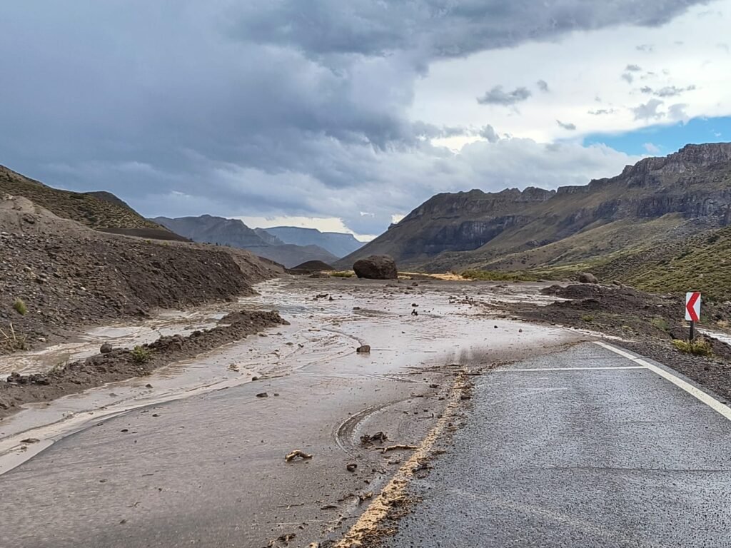 Cierre temporal del Paso Pehuenche por aludes de piedras y barro en la Ruta 145. 4 WhatsApp Image 2026 01 30 at 3.02.52 PM 1