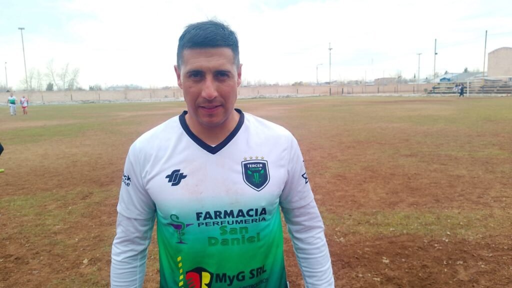 Tercer Tiempo goleó 5 a 0 a Deportivo Balloffet y quedó a un paso de otra final senior 8 IVAN GARRO TERCER TIEMPO