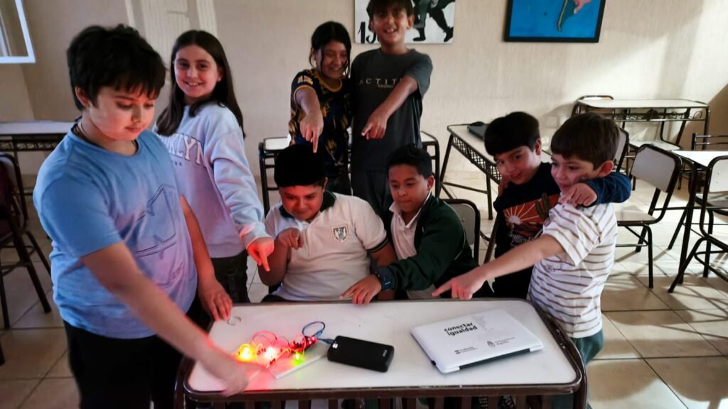 Gabriel Moya y Emmanuel Olate: dos jóvenes que transformaron su pasión por la tecnología en una puerta de entrada a la robótica para los chicos de Malargüe 1 ASTRO TECH