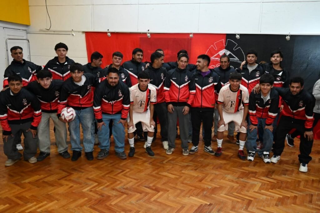 Deportivo Municipal presentó su vestimenta alternativa en una noche especial 4 WhatsApp Image 2026 06 21 at 8.25.31 AM