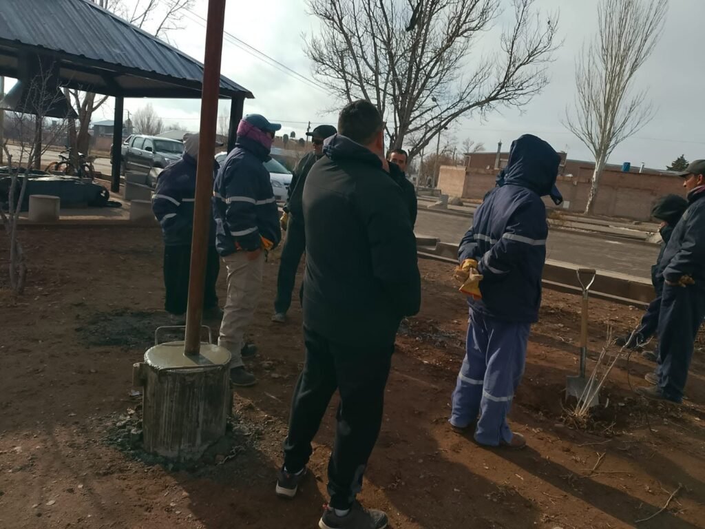 Tras un prolongado silencio, ATE reactivó el reclamo por los salarios de los municipales y pidió una reunión con el intendente. 1 751833229 1414000214114692 2195646363124882083 n