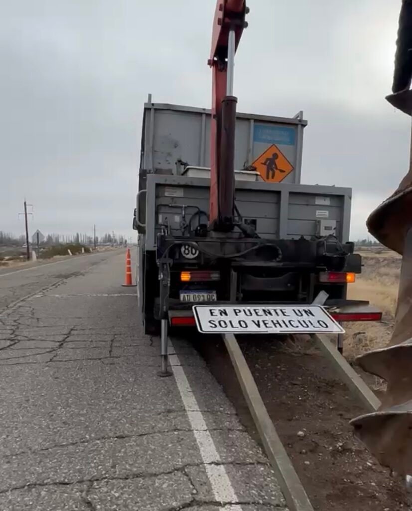 Concejales gestionaron medidas de seguridad y el puente del río Malargüe ya cuenta con nueva señalización. 2 IMG 7742