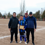 Mario Tapia, con 68 años, sigue jugando al fútbol en veteranos.